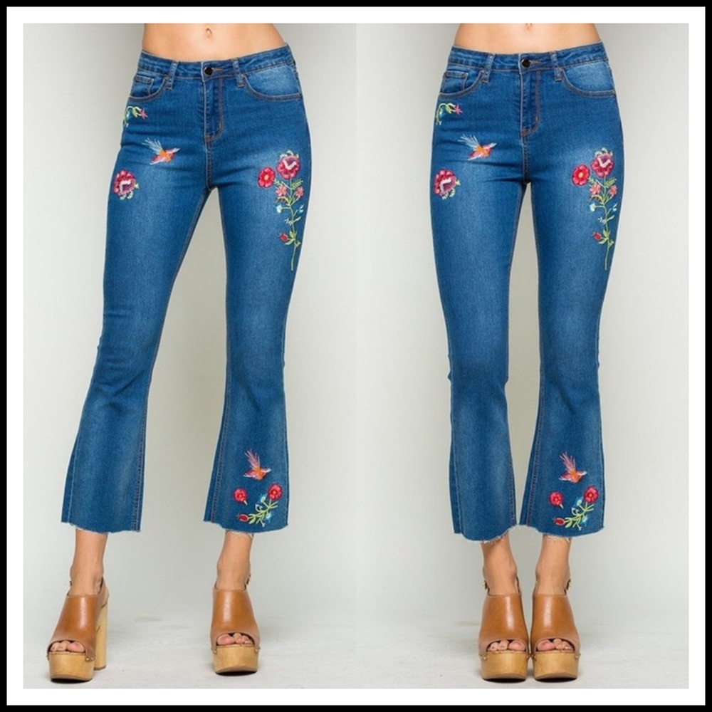🌷🌷Embroidered Cropped Jeans w/Raw Hem - Picture 1 of 7